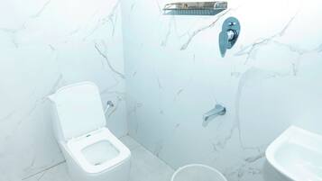 Family Suite, Non Smoking | Bathroom | Combined shower/tub, towels, soap, shampoo
