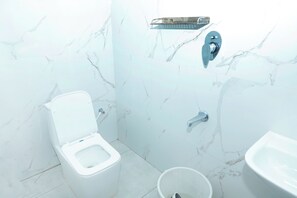 Family Suite, Non Smoking | Bathroom | Combined shower/bathtub, towels, soap, shampoo - Shri Valli Rooms (Tiruvannamalai)