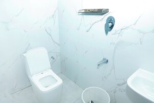Family Suite, Non Smoking | Bathroom | Combined shower/tub, towels, soap, shampoo