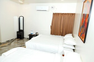 Family Suite, Non Smoking | Desk, laptop workspace, WiFi (free)