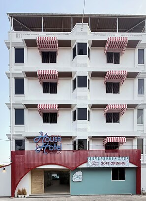 Vista frontal de la propiedad