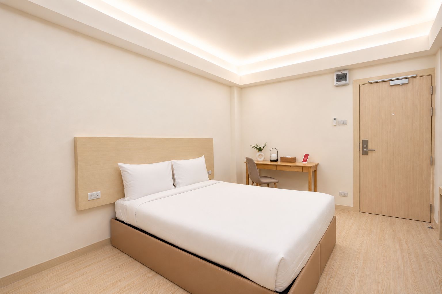Una habitación de hotel con cama, escritorio y armario.
