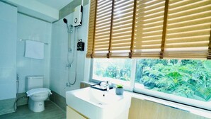 A modern bathroom with a toilet, shower, and sink. - House Hotel North Pattaya (Pattaya)