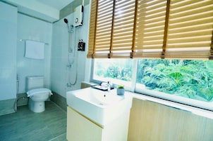 Secador de cabelo, toalhas de banho, sabonete, shampoo
