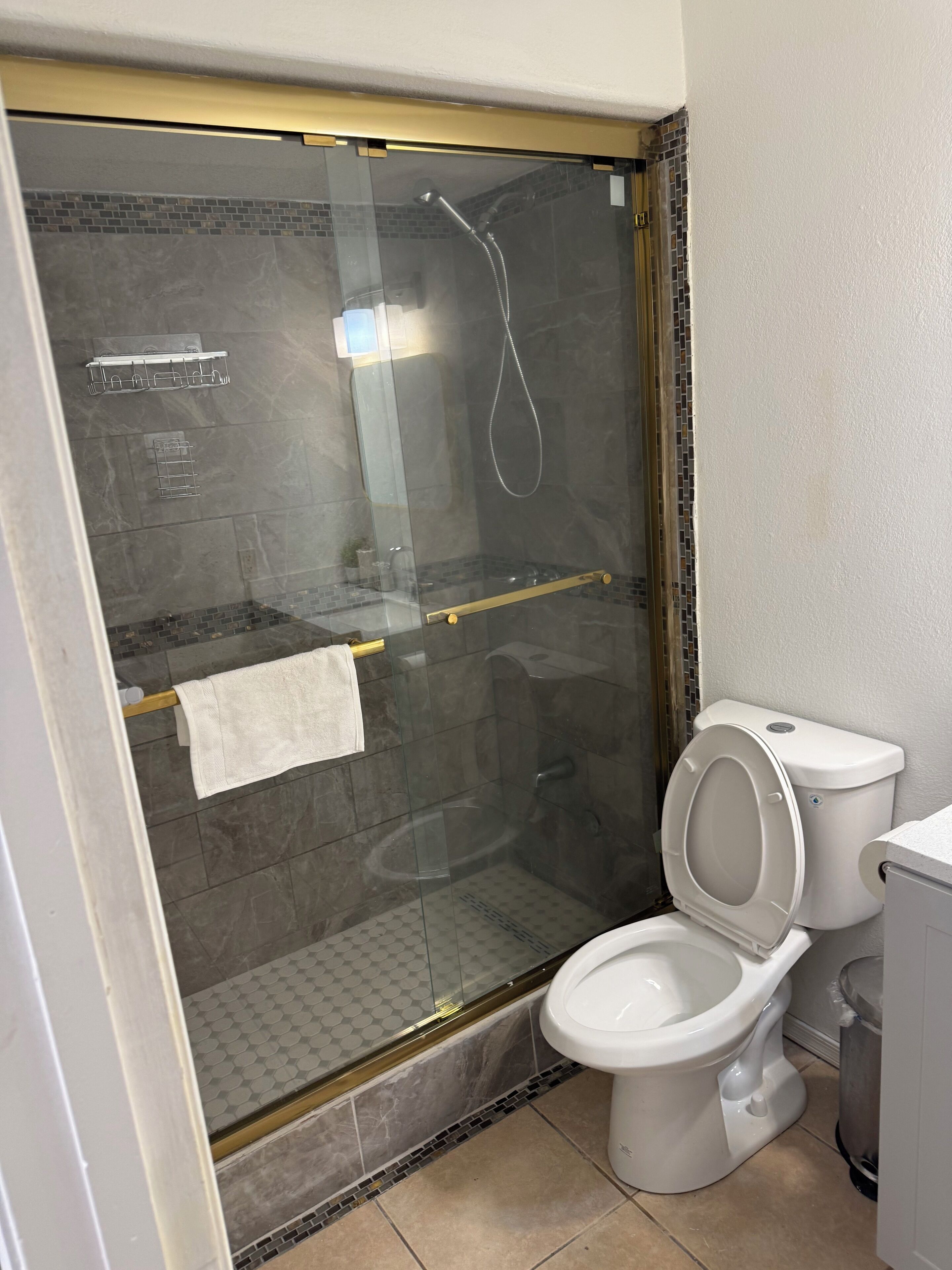 Haartrockner, Handtücher, Seife, Toilettenpapier