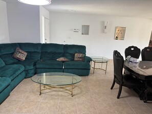 Living area - Perfect 4-bedroom house with AC in adorable Glendale (Glendale)