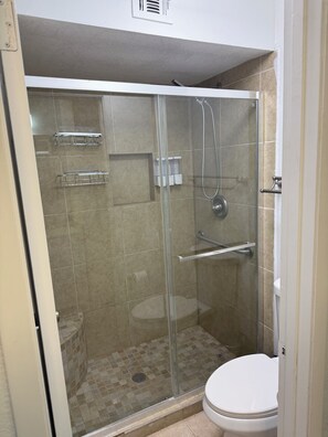 Haartrockner, Handtücher, Seife, Toilettenpapier