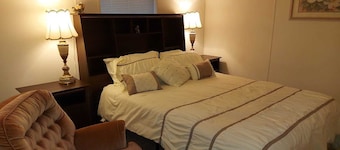 Soothing 2-Bedroom Cottage with AC in Charming Belleview Near the Village &Ocala