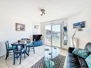 TV - Résidence La Frégate by Interhome (Etel)