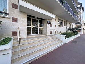 Un bâtiment à la façade en pierre, un escalier menant à l’entrée et une enseigne sur laquelle on peut lire « ASCOT ».