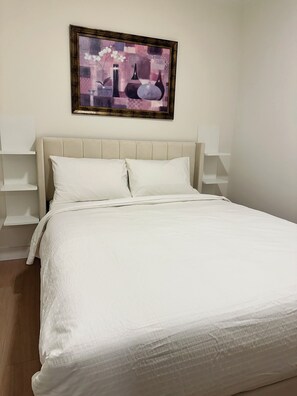 Room - Cozy 2 Bedroom & 1 Bathroom Suite with Sofa Bed in the Living Room (Burnaby)