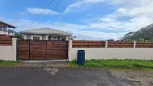 Una zona residencial privada con casas, una con balcón y garaje.