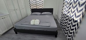 2 chambres, bureau, fer et planche à repasser, accès au Wi-Fi (inclus)