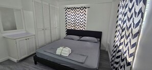 2 habitaciones, escritorio, tabla de planchar con plancha y wifi gratis 