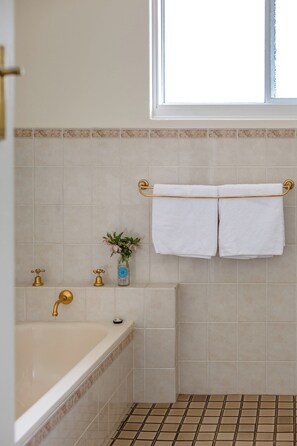 Bathroom - Cloverly House CBD Late Checkout (Bathurst)