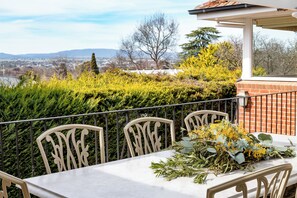 Outdoor dining - Cloverly House CBD Late Checkout (Bathurst)