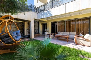 Terrace/patio - Luxury 4-Bedroom Villa in Marrakech with Pool, Garden & Refined Suites (Marrakech)