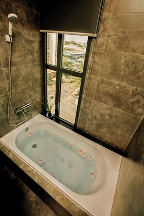 Suite, vistas a la ciudad | Baño | Secador de pelo, zapatillas, toallas y jabón