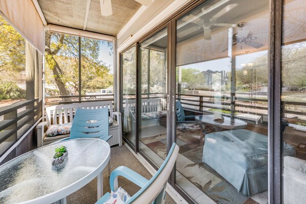 Outdoor dining - Beautifully Decorated Unit at Ocean Creek with Pools (Myrtle Beach)