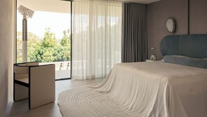 Une chambre moderne avec un grand lit, une vue sur la verdure et un balcon équipé d’un radiateur.