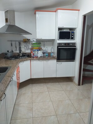 Microwave, oven, stovetop - Tropical villa with private pool in La Trinité, Caravelle peninsula (La Trinité)