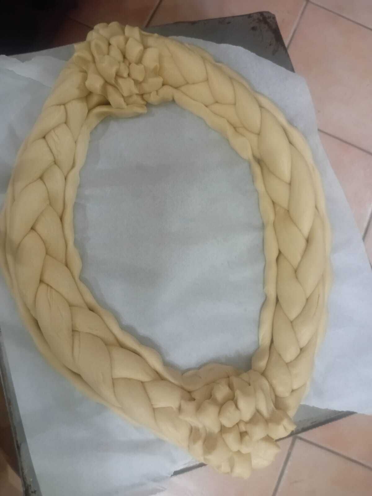 Un tissu tressé orné d’un motif floral sur un fond blanc.