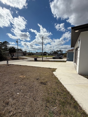 Property grounds - Cozy 1-bedroom apartment in lovely Lehigh Acres with AC (Lehigh Acres)