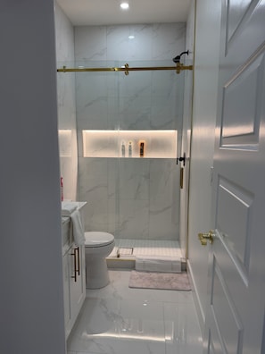 Dusche, Haartrockner, Handtücher, Seife