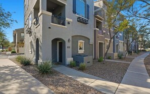 Exterior - Charming 2-bed, 3-bath en suite Tempe townhouse , across from the Cubs Stadium (Tempe)