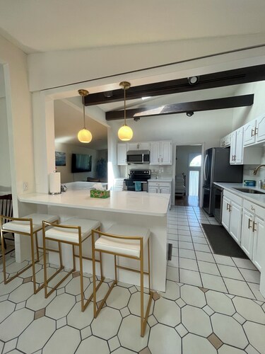 Beautiful Spacious 5 bedrooms Retreat • Free Parking • Pet Welcome • Near Boston