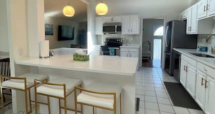 Beautiful Spacious 5 bedrooms Retreat • Free Parking • Pet Welcome • Near Boston