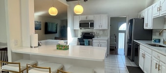 Beautiful Spacious 5 bedrooms Retreat • Free Parking • Pet Welcome • Near Boston