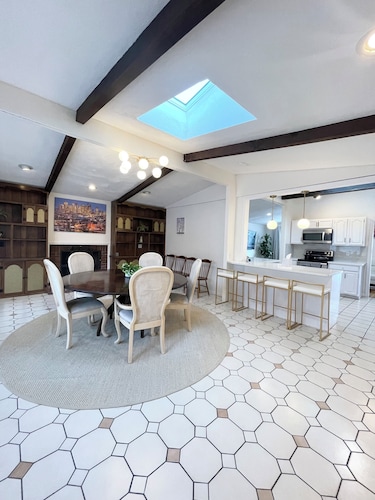 Beautiful Spacious 5 bedrooms Retreat • Free Parking • Pet Welcome • Near Boston