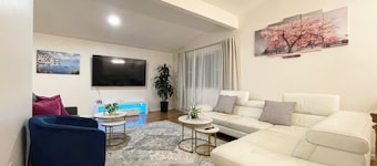 Beautiful Spacious 5 bedrooms Retreat • Free Parking • Pet Welcome • Near Boston