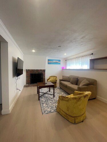 Beautiful,Spacious 4BR Home Free Parking in North Framingham Easy Access boston.