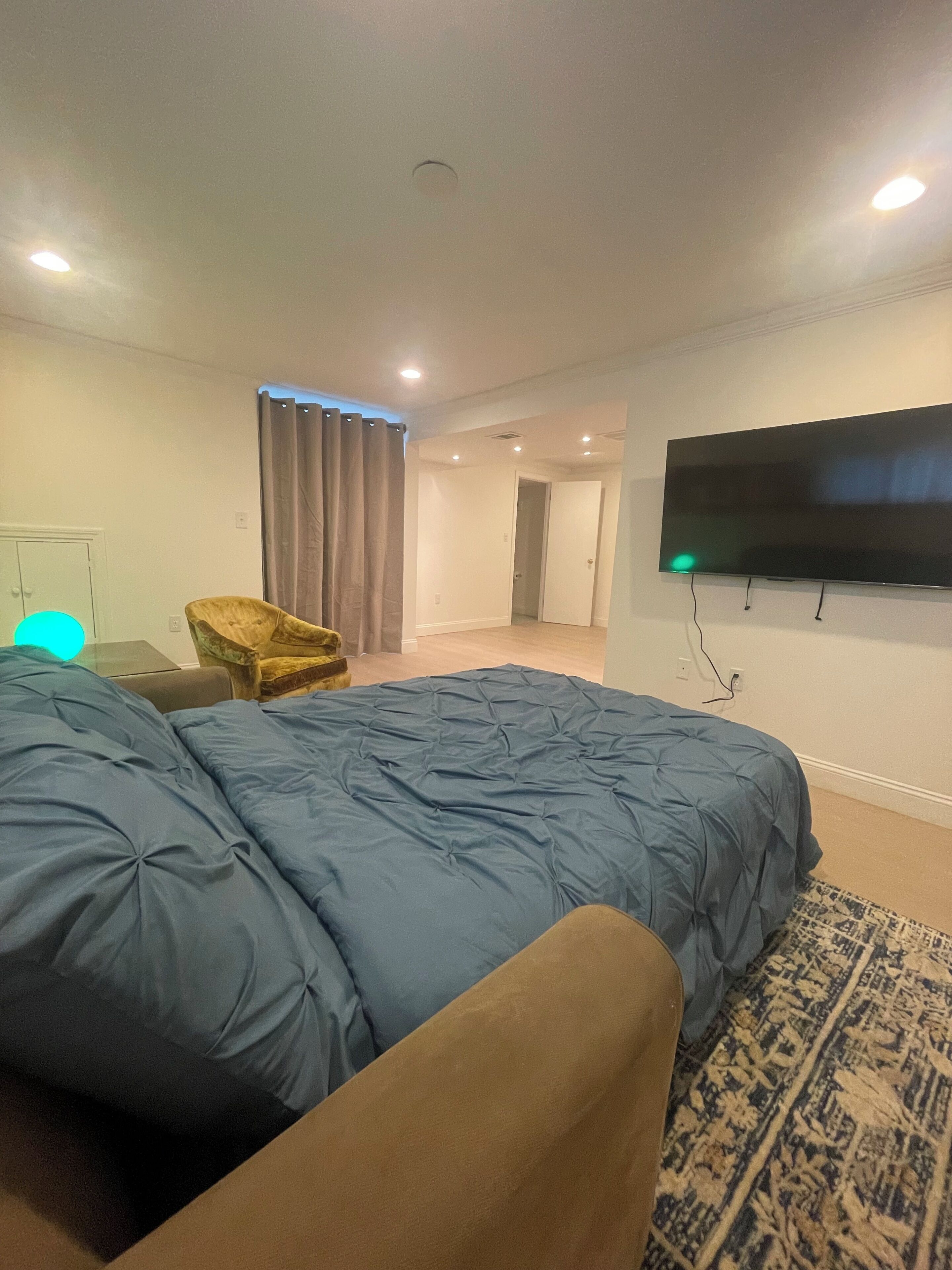 5 bedrooms, iron/ironing board, internet, bed sheets