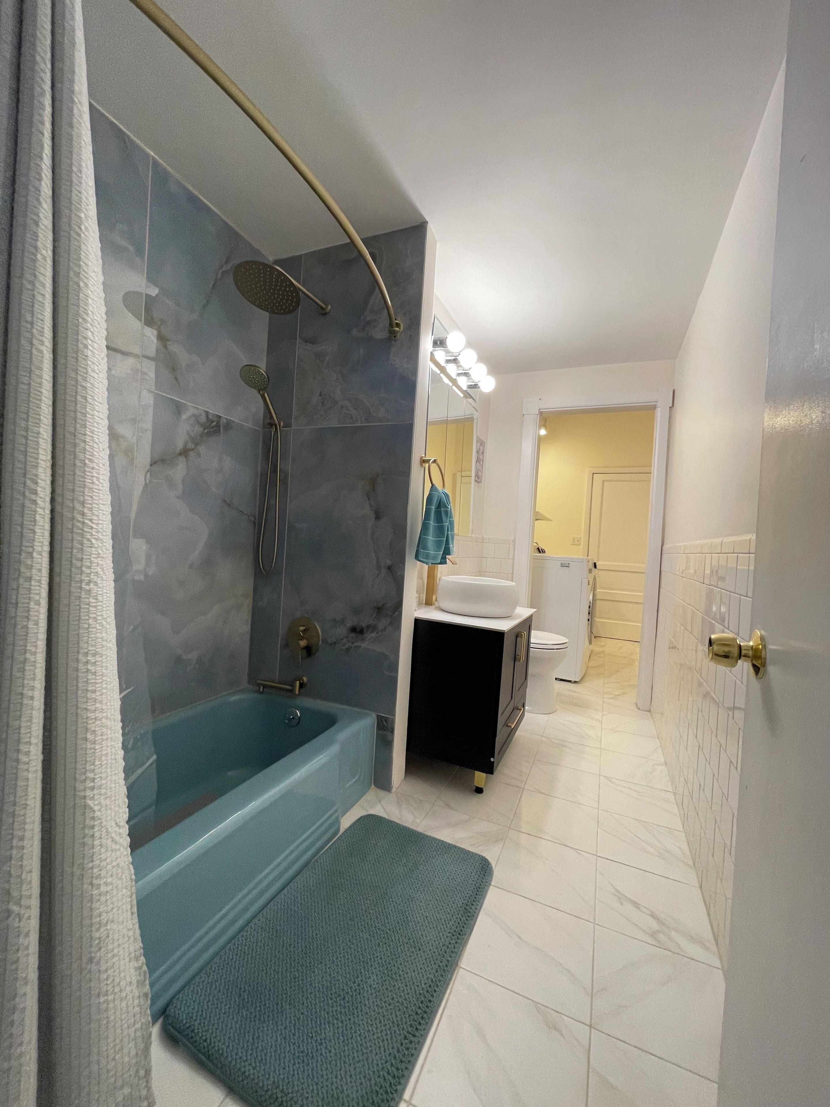 Ein modernes Badezimmer mit Badewanne, Dusche und Waschbecken.
