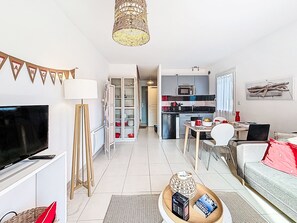 TV - Maison Kerlosquet by Interhome (Erdeven)
