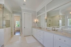 Shower, hair dryer, towels, soap - Spacious 5-Bedroom Evans Home – Perfect Stay for Masters Tournament Week (Evans)
