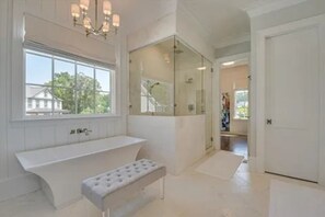 Shower, hair dryer, towels, soap - Spacious 5-Bedroom Evans Home – Perfect Stay for Masters Tournament Week (Evans)