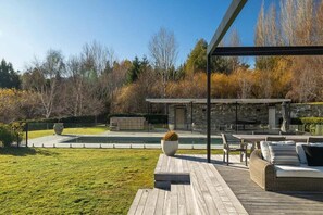 Outdoor dining - Hawks View - Country Escape Near Queenstown (Speargrass Flat)