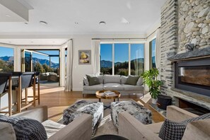 TV, fireplace - Hawks View - Country Escape Near Queenstown (Speargrass Flat)