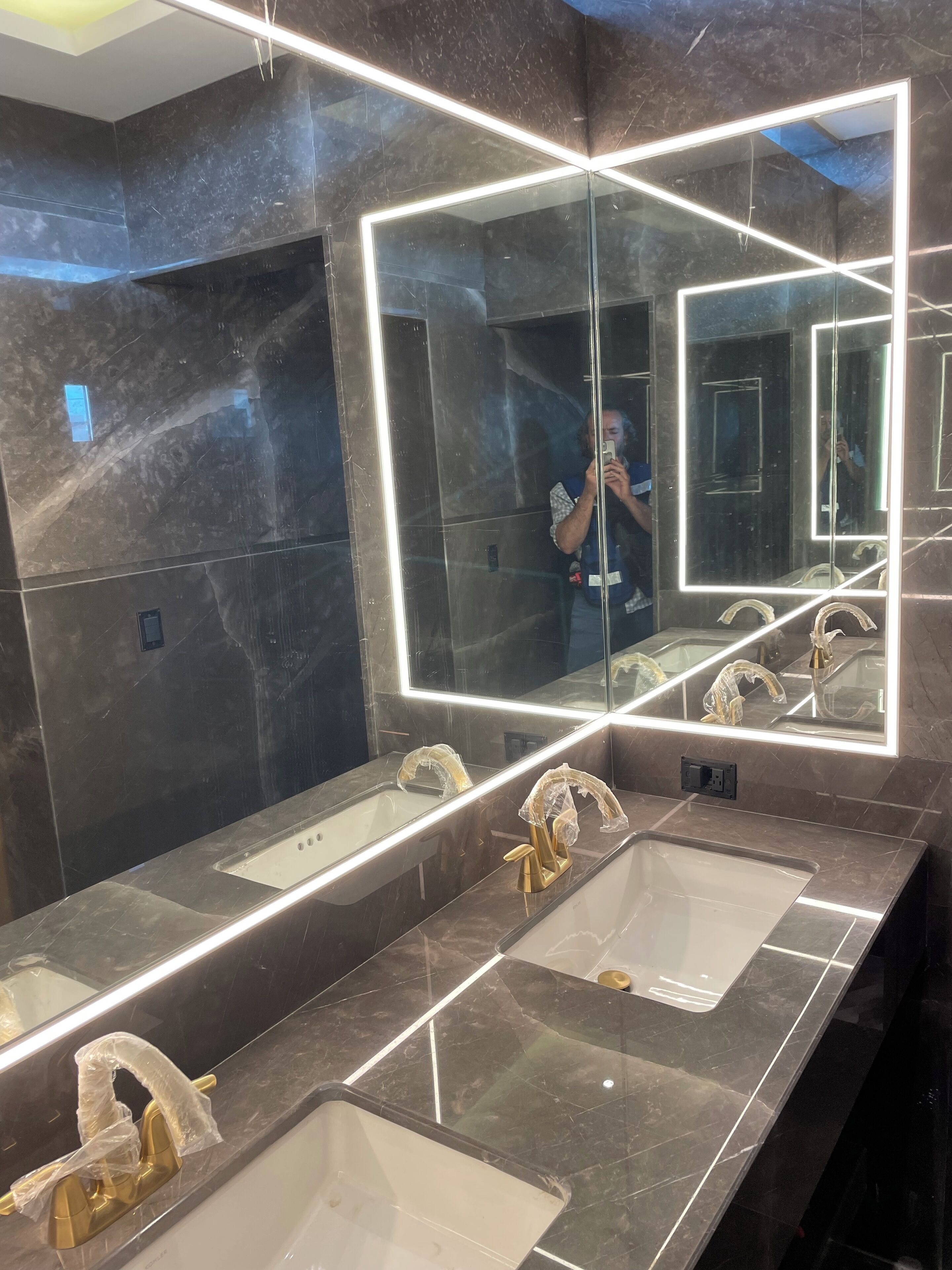 Ducha, secador de pelo, toallas y jabón