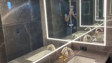 Ducha, secador de pelo, toallas y jabón