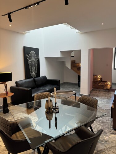 Cozy 1 bedroom, 2 full bathrooms, sofa Beth in living room, full security.