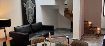 Cozy 1 bedroom, 2 full bathrooms, sofa Beth in living room, full security.