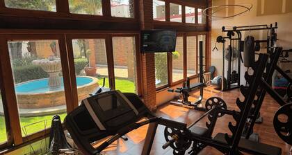 Cozy 1 bedroom, 2 full bathrooms, sofa Beth in living room, full security.