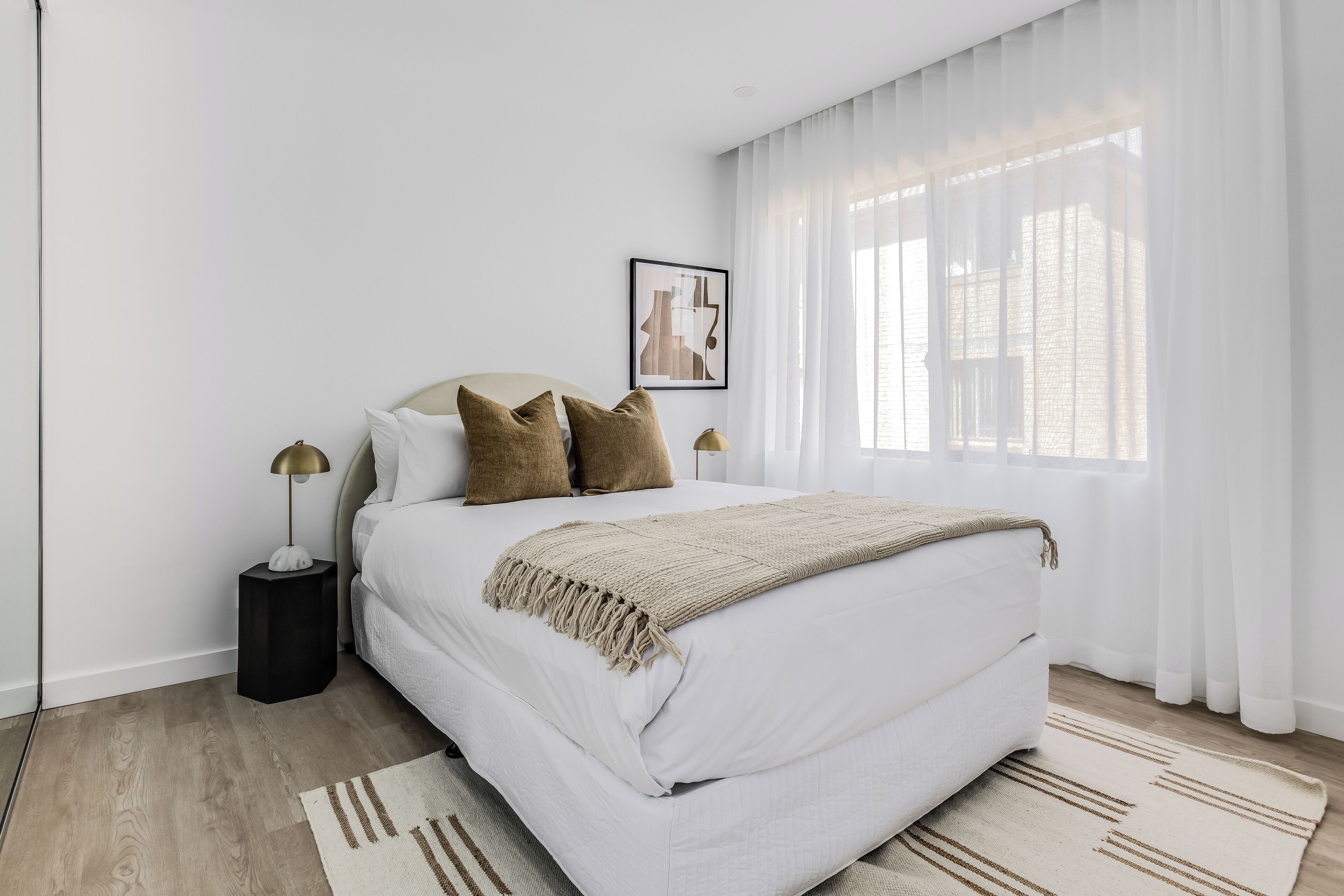 Three Bedrooms Premium Apartment | Meja, ruang kerja komputer riba, seterika/papan seterika 