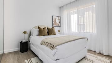 Three Bedrooms Premium Apartment | Meja, ruang kerja komputer riba, seterika/papan seterika