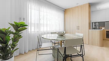Two Bedrooms Ocean View Apartment | Essbereich im Zimmer